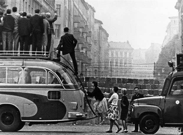 Фотохроника возведения Берлинской стены