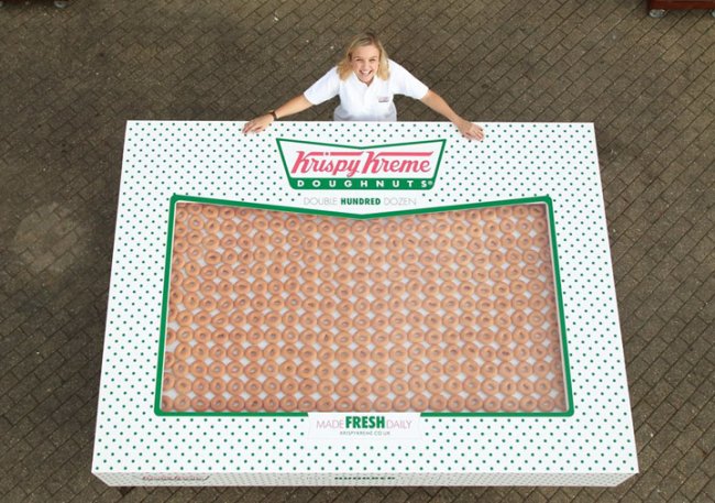 Огромная коробочка с 2400 пончиками