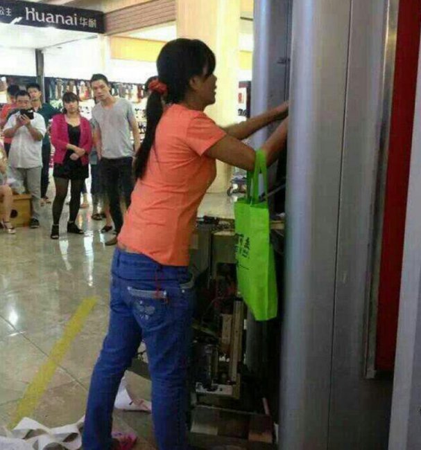 Китаянка голыми руками раскурочила банкомат