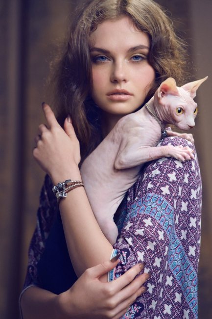 Девушки и кошки в Harper’s Bazaar Indonesia