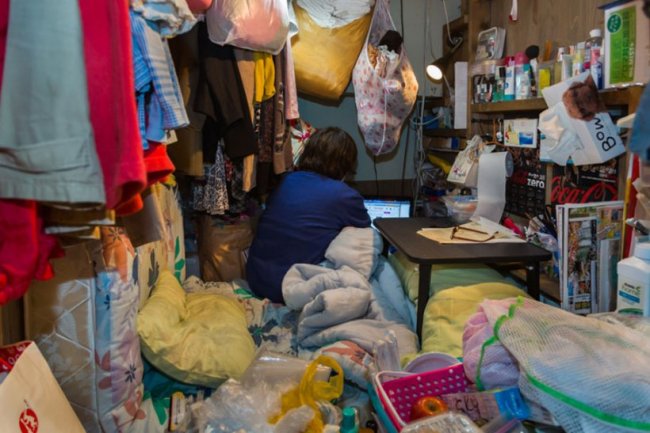 Шокирующие образы людей, живущих в крошечных отсеках в Японии