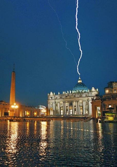 15 фотографий, на которых молнии атакуют культовые здания по всему миру