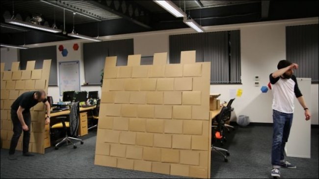 Парни построили картонный замок в своем офисе