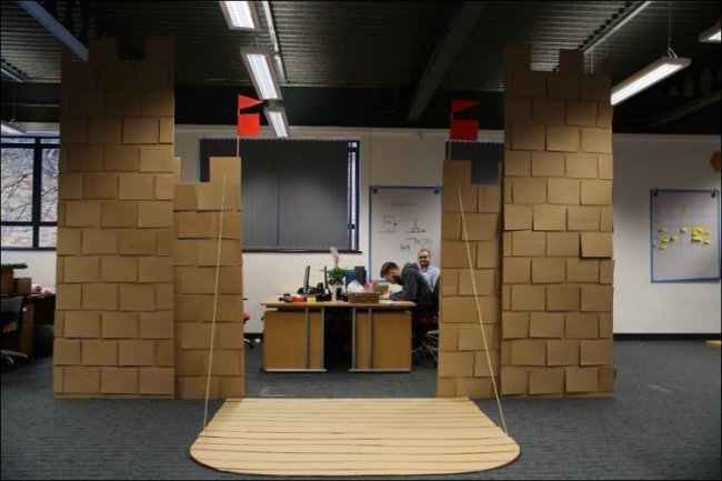Парни построили картонный замок в своем офисе