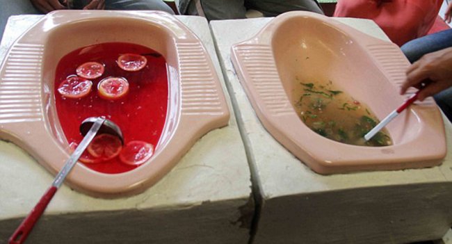 М-м-м, какая вкусняшка! В индонезийском ресторане подают лапшу из туалетов типа «сортир»