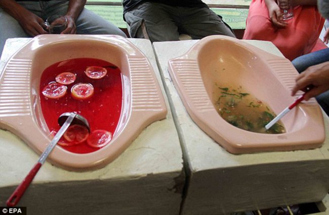 М-м-м, какая вкусняшка! В индонезийском ресторане подают лапшу из туалетов типа «сортир»