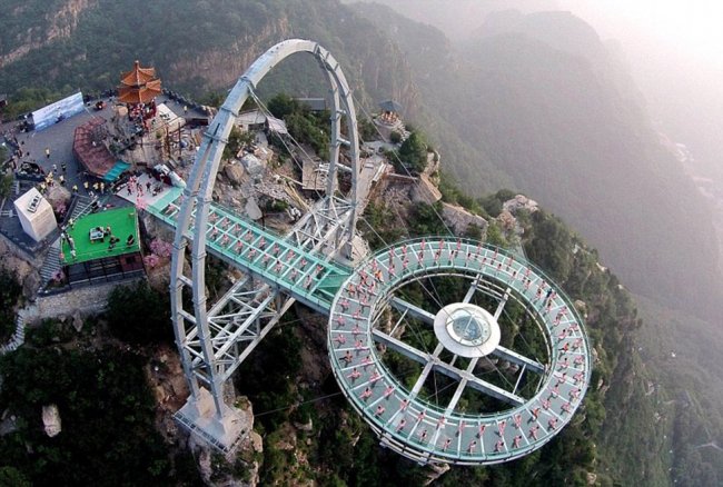 В Китае открыли новый стеклянный мост над бездной, который не каждый отважится перейти