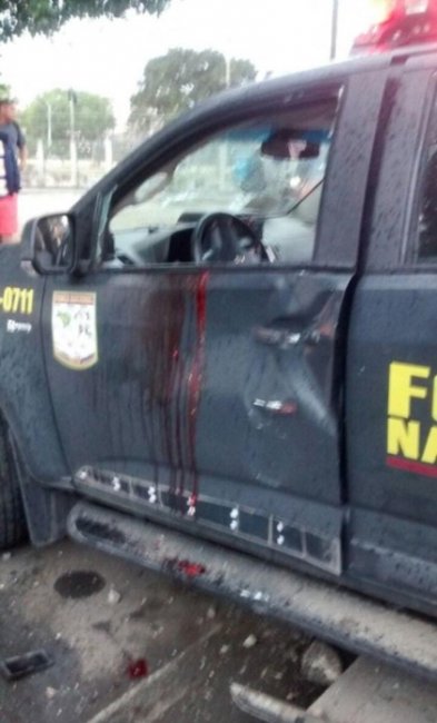 В Рио-де-Жанейро наркоторговцы расстреляли машину военнослужащих (3 фото)