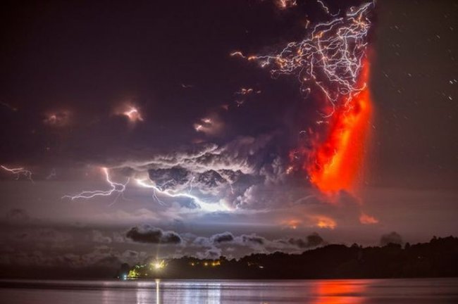 Молния во время извержения вулкана Кальбуко в Чили (7 фото)
