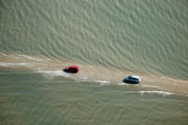 Дорога во Франции, которая исчезает под водой дваж