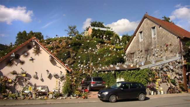 Французский флорист потратил 15 лет жизни на то, чтобы украсить свой дом 800-ми леечками