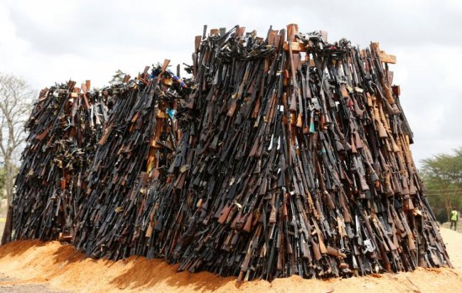Прощай, оружие! В Кении сожгли 5 тысяч нелегальных стволов