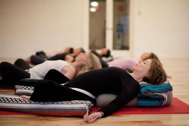 10 уникальных видов йоги, которые помогут расслабиться