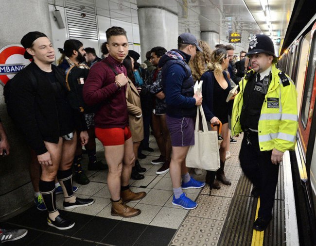 В метро – без штанов! По миру прокатился праздник эксгибиционизма