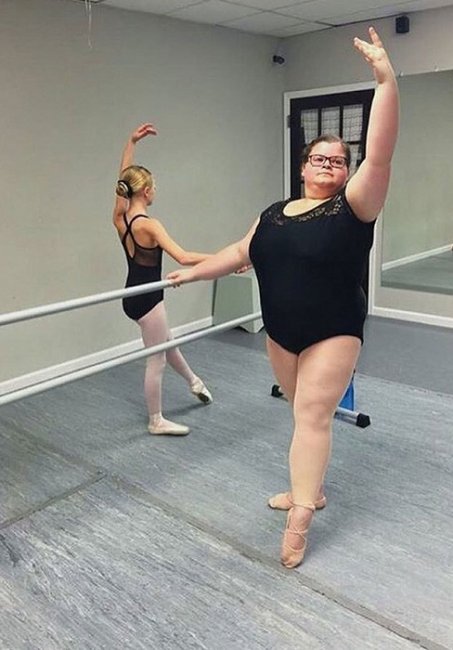 Ломая стереотипы: 15-летняя девушка с лишним весом мастерски исполняет балетные па