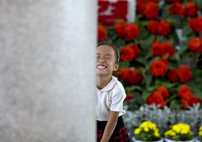 Улыбчивые лица жителей Северной Кореи