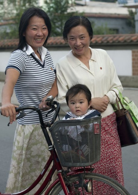 Улыбчивые лица жителей Северной Кореи