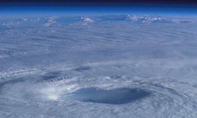 Ураганы – вид из космоса (10 фото)