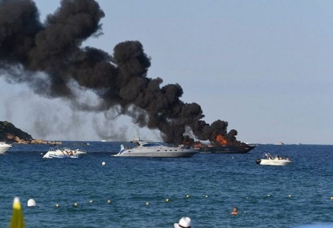 Пожар на роскошной яхте в Сен-Тропе (3 фото)