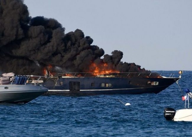 Пожар на роскошной яхте в Сен-Тропе (3 фото)