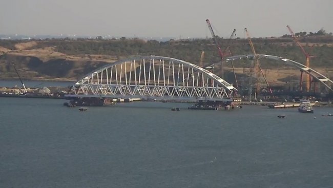 02.20 - буксировка железнодорожной арки Крымского моста завершена