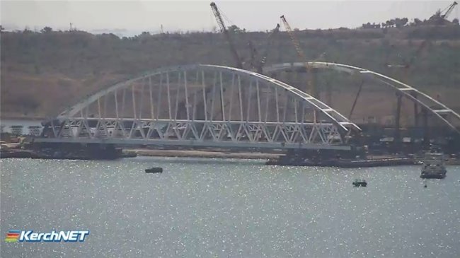 02.20 - буксировка железнодорожной арки Крымского моста завершена