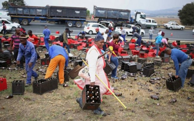 Праздник в ЮАР: перевернулась фура с пивом