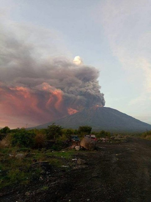Впечатляющие кадры извержения вулкана на Бали