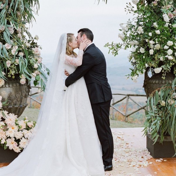 Кейт Апптон показала фотографии со своей свадьбы