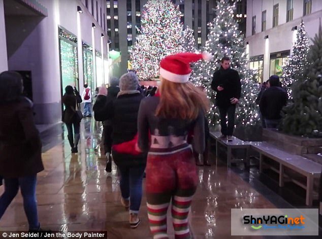 Обнаженная модель прошлась по Нью-Йорку в нарисованном новогоднем костюме