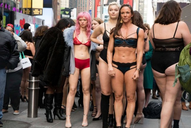 Полураздетые девушки прошлись по Таймс-сквер