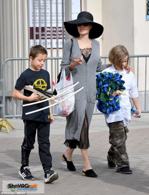 Анджелина Джоли с детьми на рынке