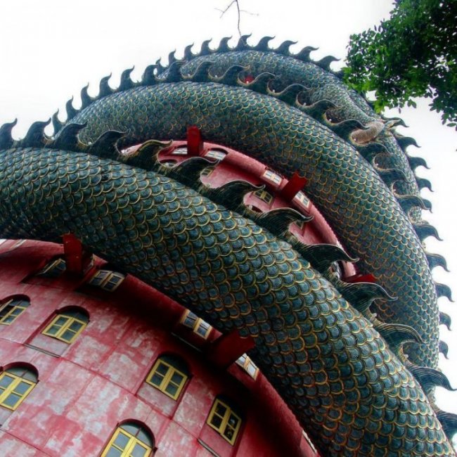 80-метровый храм, обвитый гигантским драконом