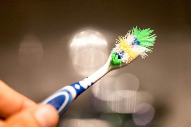 Как легко и быстро вернуть зубной щётке форму