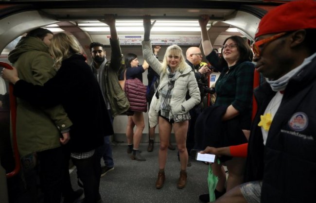 Тысячи людей спустились в метро без штанов
