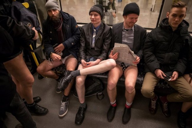 Тысячи людей спустились в метро без штанов