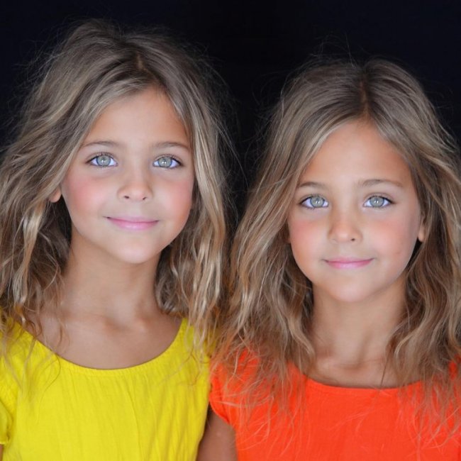 Самые красивые девочки-близняшки