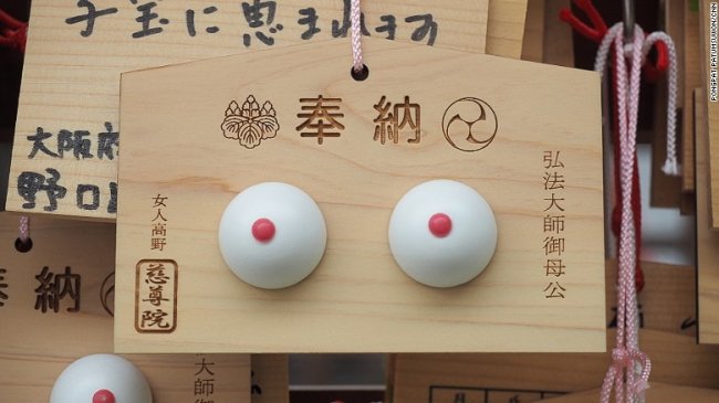 Экскурсия в японский храм женской груди