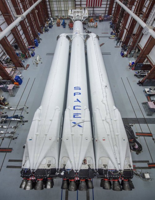 Старт тяжелой ракеты Falcon Heavy компании Илона Маска