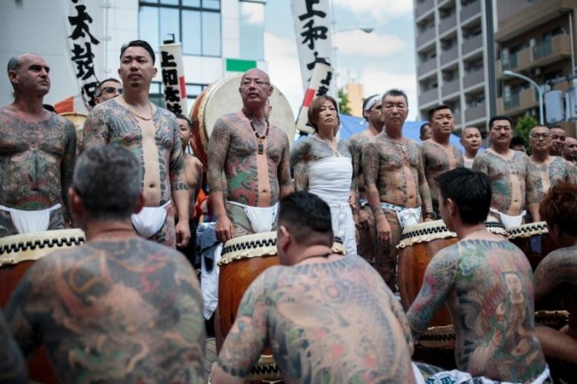 Татуировки в стиле Якудза на фестивале в Японии