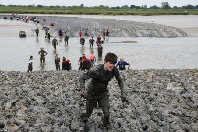 Благотворительный забег по грязи в Эссексе