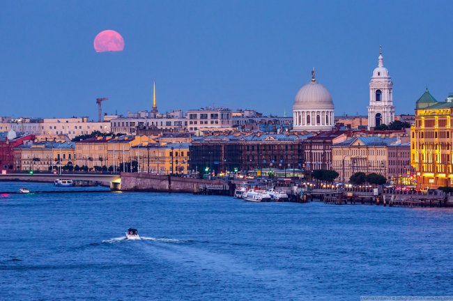 Луна в Санкт-Петербурге
