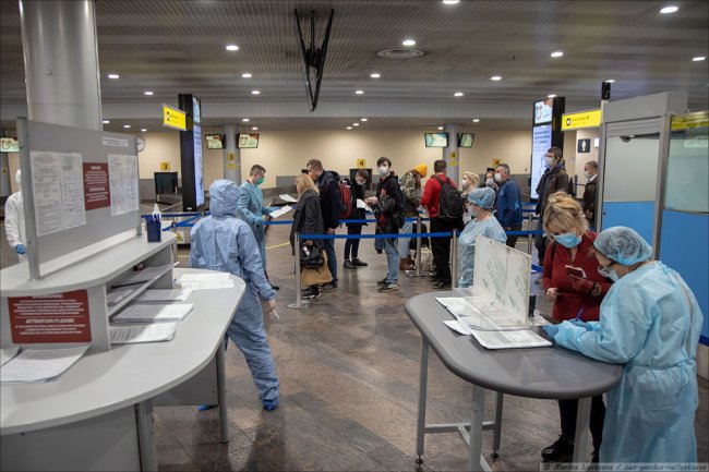 Как в аеропорту встречают пассажиров из «неблагополучных» стран