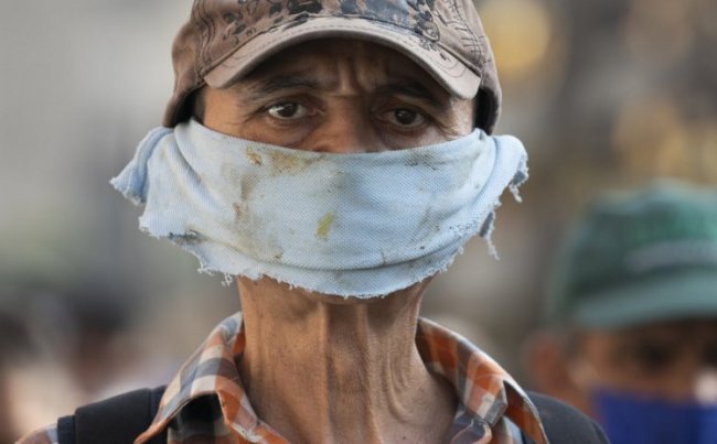Люди в масках на улицах разных городов мира