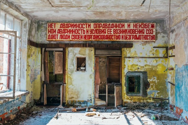 Агитационные плакаты и вывески времен СССР
