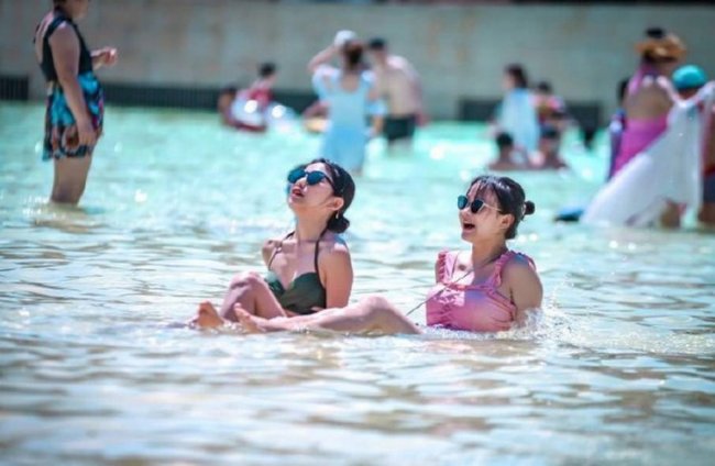 Уханьский аквапарк забит посетителями