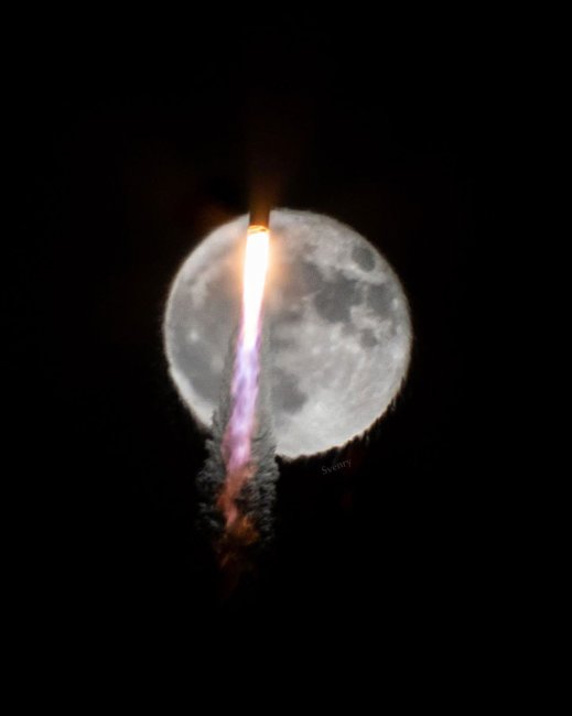 Захватывающие фотографии полёта ракеты на фоне Луны