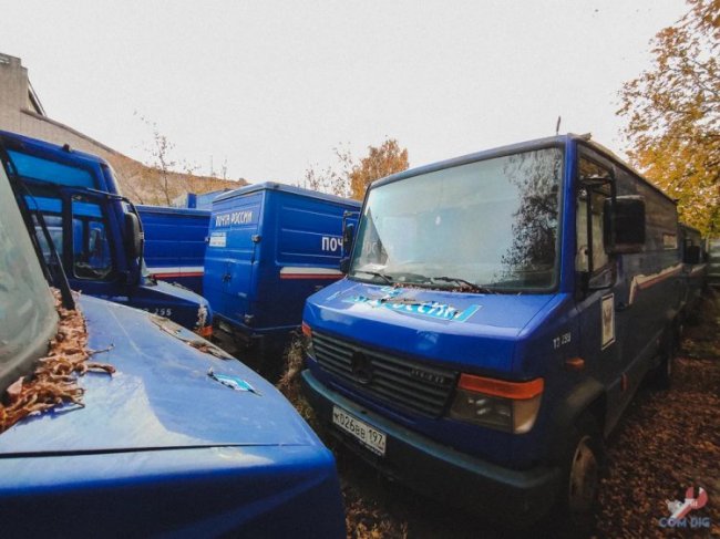 Брошенные грузовики "Почты России" в Москве
