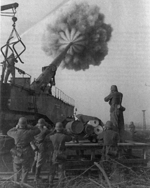 Почему Гитлер ругал своих солдат за обстрел советского склада боеприпасов царь-пушкой "Дора"