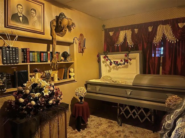 В США на продажу выставлен жуткий дом с гробами и скелетами